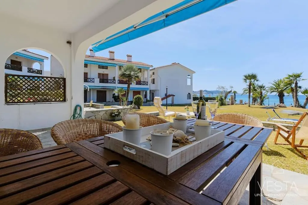 Apartment Sea Breeze Apartments, Beachfront Location Skala Fourkas Greece