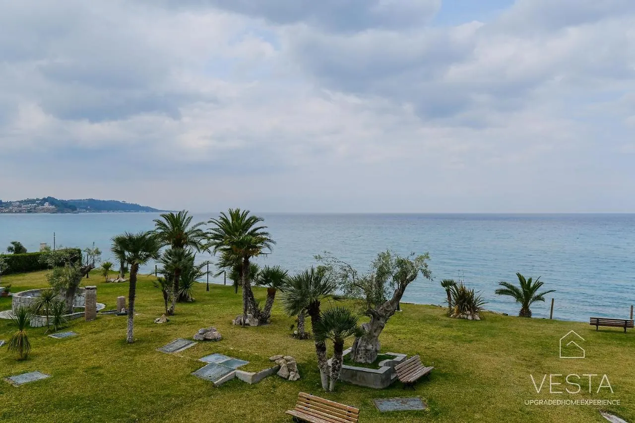 Sea Breeze Apartments, Beachfront Location Skala Fourkas Apartment
